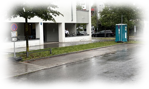 Halteverbotsschilder bei einen Umzug in München. Es ist genügend Platz zum Rangieren sowie Be-, und Entaden der Möbel vorhanden.