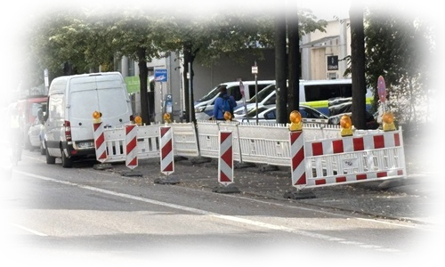 Absicherungsmaterial wie Absperrzaun, Baustellenbeschilderung, Leitbaken und Warnbeleuchtung in München.